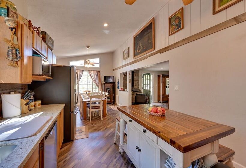 Pet Friendly Strawberry Cottage W/ Patio & Yard!