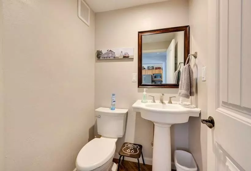 Pet Friendly Strawberry Cottage W/ Patio & Yard!