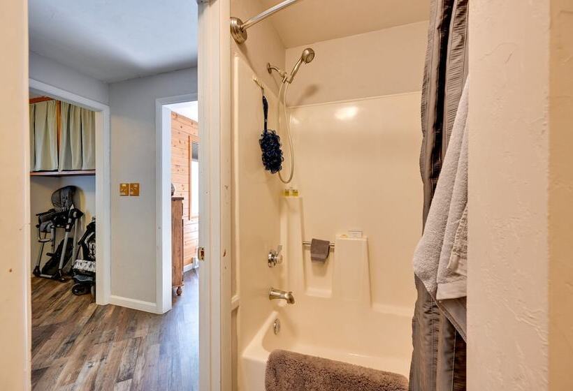 Pet Friendly Strawberry Cottage W/ Patio & Yard!