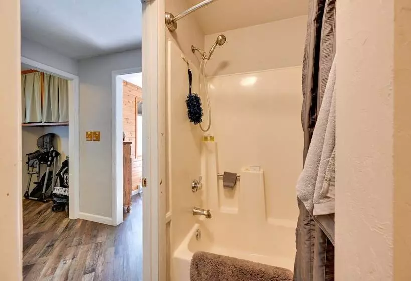 Pet Friendly Strawberry Cottage W/ Patio & Yard!