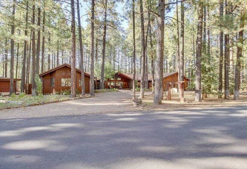 Pinetop Cabin W/ 2 Fireplaces & Hot Tub!