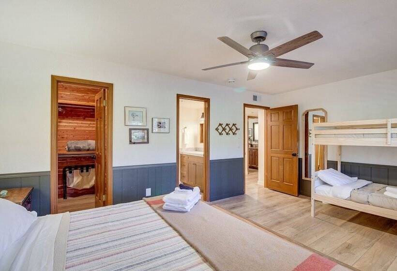 Pinetop Cabin W/ 2 Fireplaces & Hot Tub!