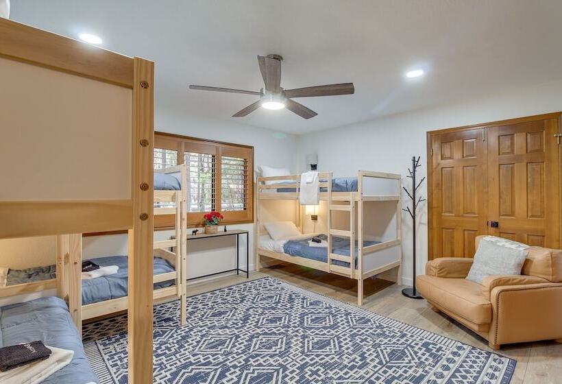 Pinetop Cabin W/ 2 Fireplaces & Hot Tub!