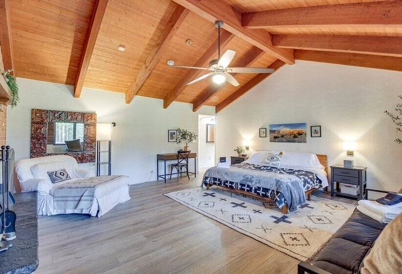 Pinetop Cabin W/ 2 Fireplaces & Hot Tub!