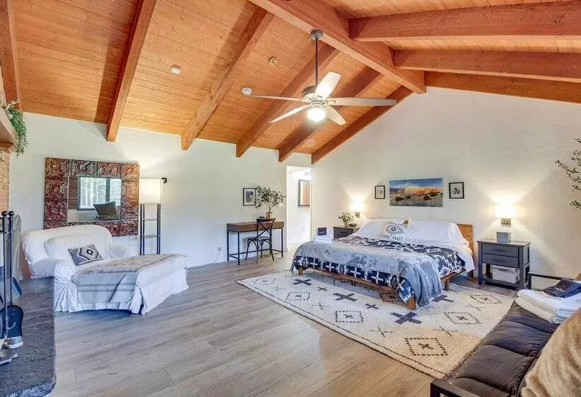 Pinetop Cabin W/ 2 Fireplaces & Hot Tub!