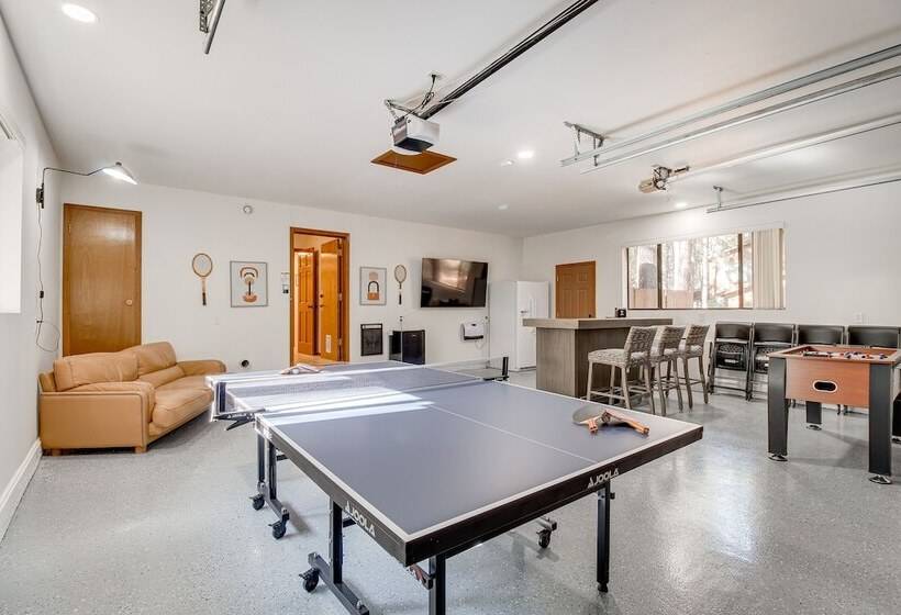 Pinetop Cabin W/ 2 Fireplaces & Hot Tub!