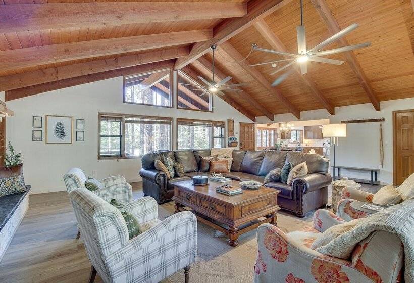Pinetop Cabin W/ 2 Fireplaces & Hot Tub!