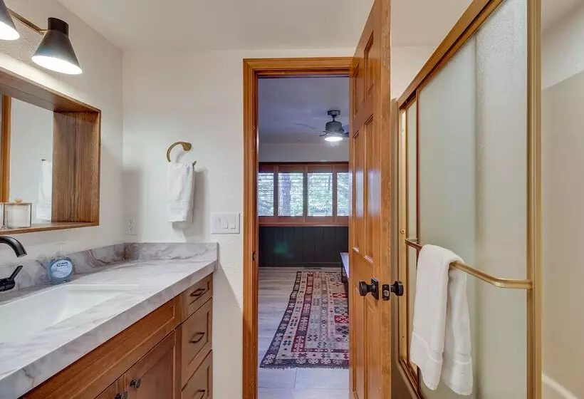 Pinetop Cabin W/ 2 Fireplaces & Hot Tub!