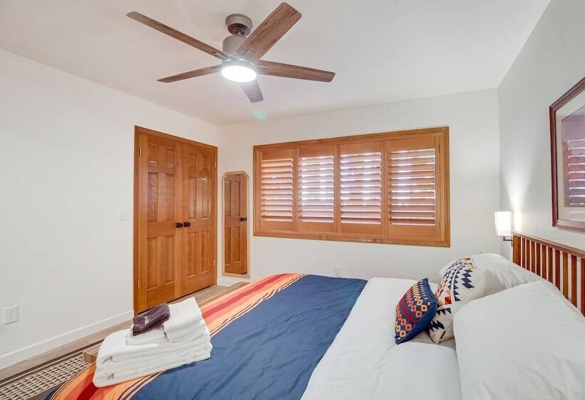 Pinetop Cabin W/ 2 Fireplaces & Hot Tub!