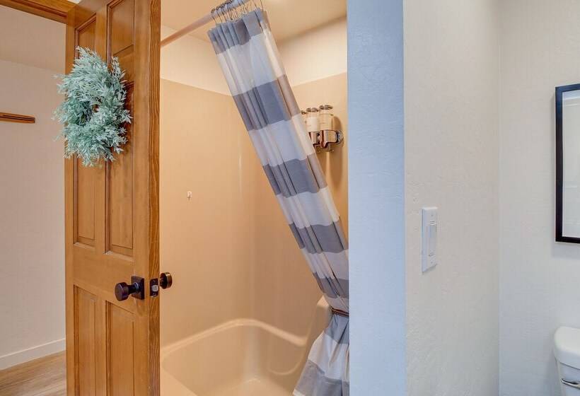 Pinetop Cabin W/ 2 Fireplaces & Hot Tub!