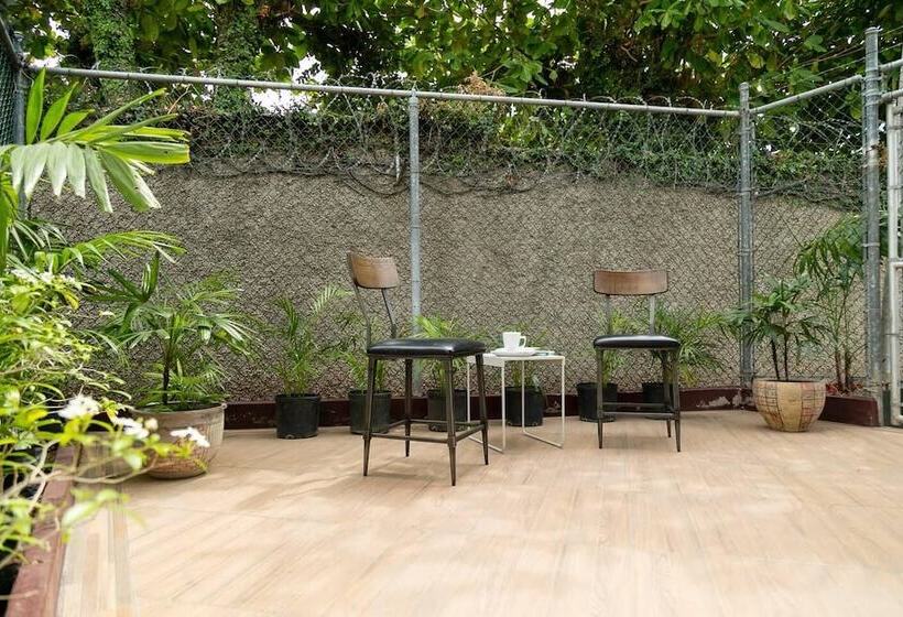 اقامتگاه Captivating 2 Bed Town House In Kingston