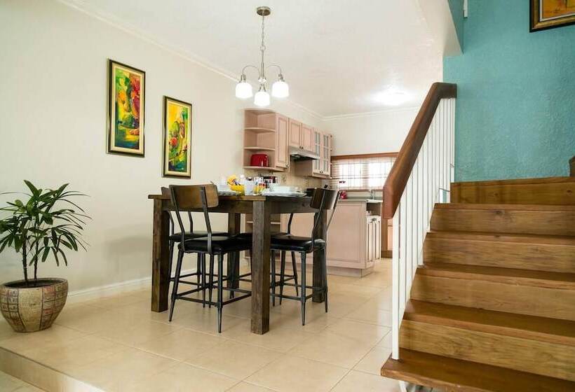 اقامتگاه Captivating 2 Bed Town House In Kingston