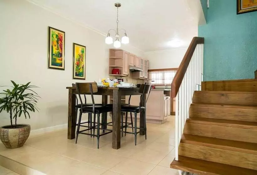 اقامتگاه Captivating 2 Bed Town House In Kingston