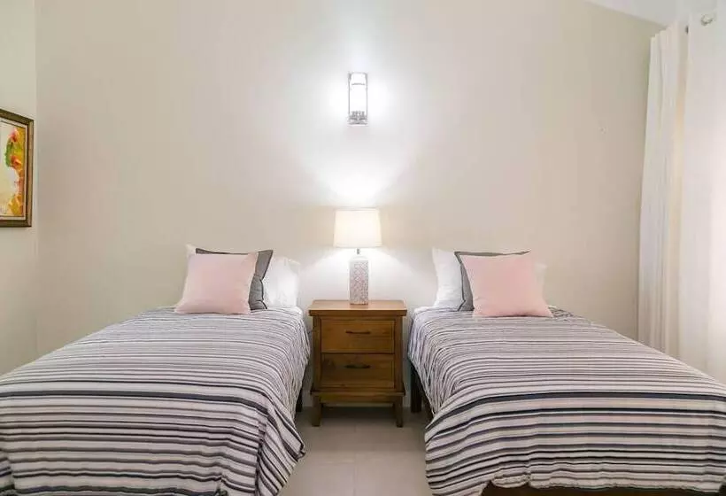 اقامتگاه Captivating 2 Bed Town House In Kingston