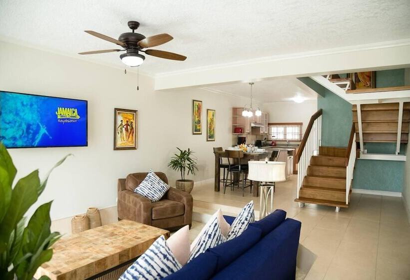 اقامتگاه Captivating 2 Bed Town House In Kingston