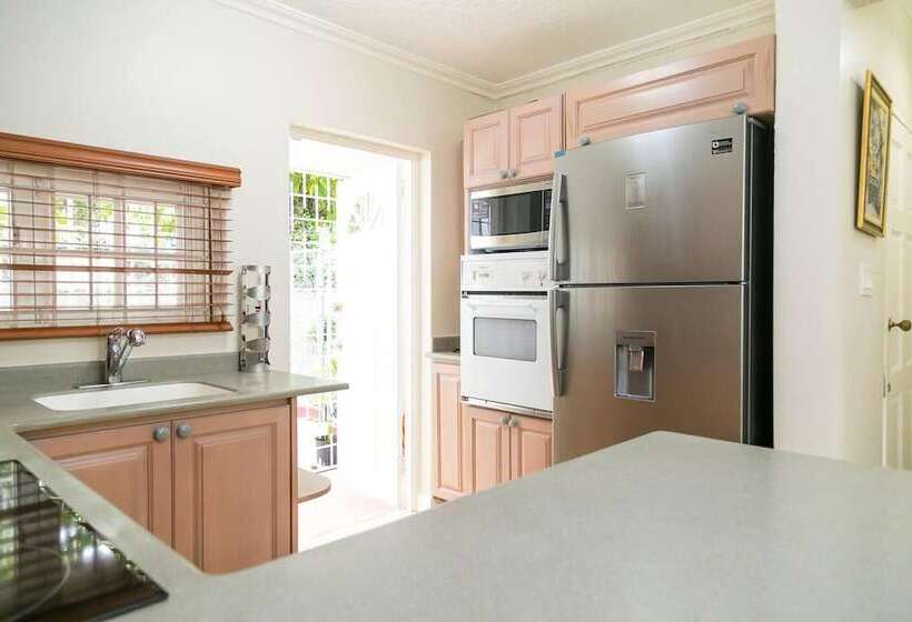 اقامتگاه Captivating 2 Bed Town House In Kingston