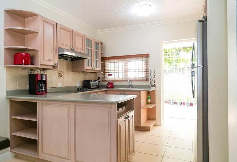 اقامتگاه Captivating 2 Bed Town House In Kingston