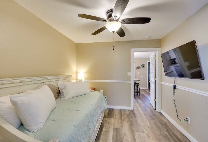 Riverfront Arkansas Abode Furnished Deck & Grill