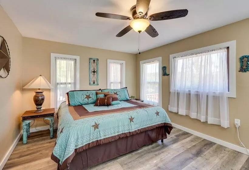 Riverfront Arkansas Abode   Furnished Deck & Grill