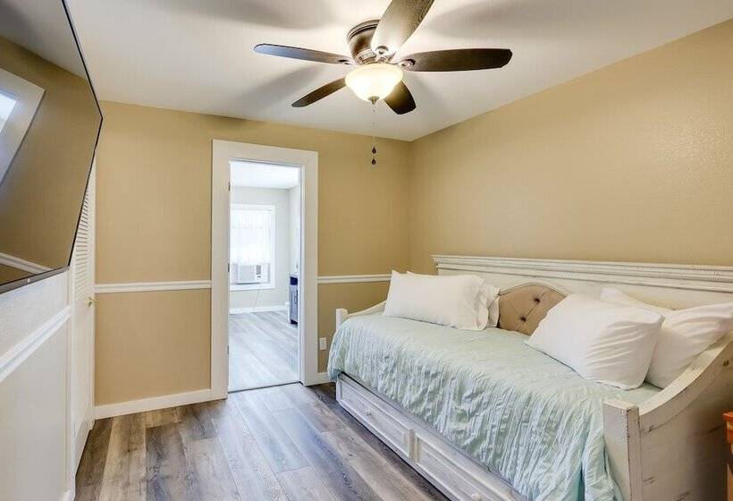 Riverfront Arkansas Abode Furnished Deck & Grill