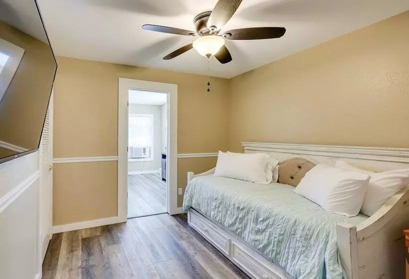 Riverfront Arkansas Abode   Furnished Deck & Grill