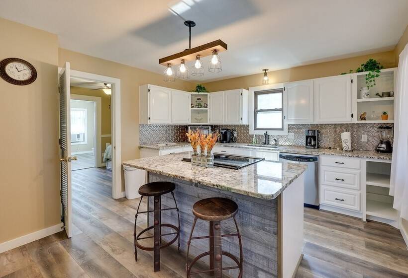 Riverfront Arkansas Abode Furnished Deck & Grill