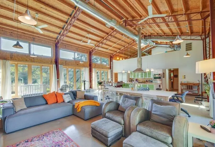 Riverfront Libertyville Retreat W/ Outdoor Kitchen