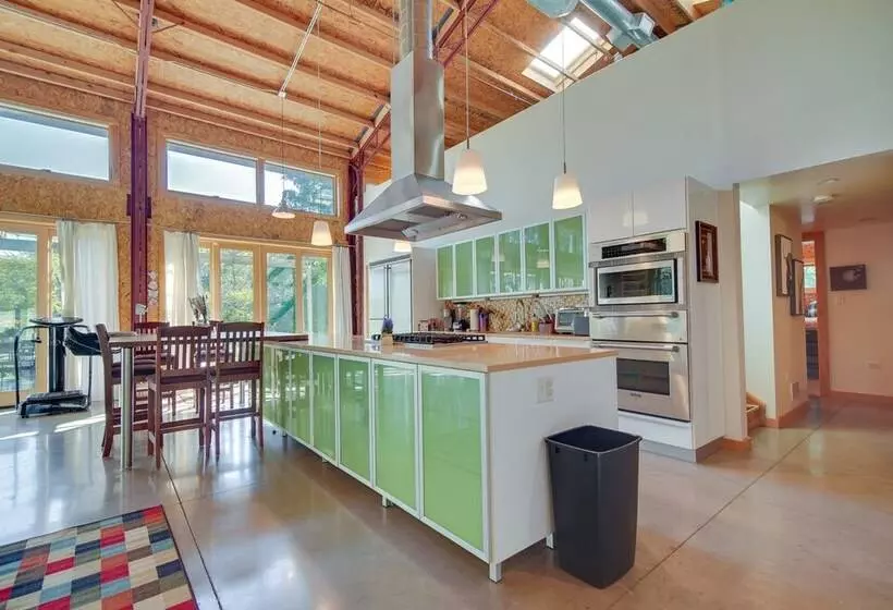 Riverfront Libertyville Retreat W/ Outdoor Kitchen