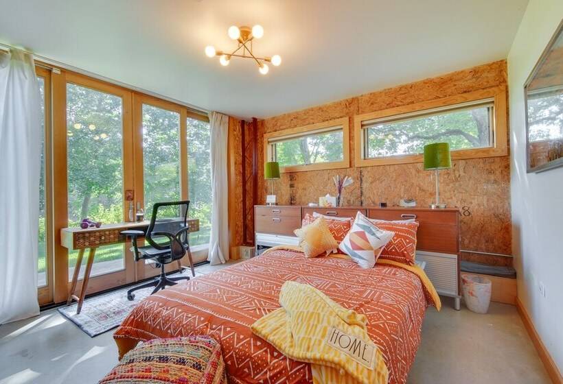 Riverfront Libertyville Retreat W/ Outdoor Kitchen