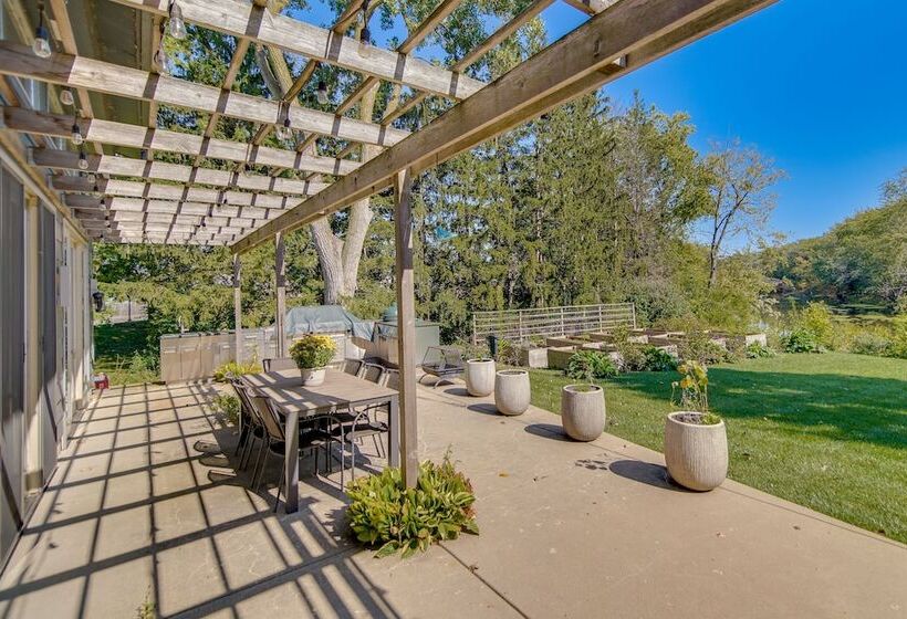 Riverfront Libertyville Retreat W/ Outdoor Kitchen