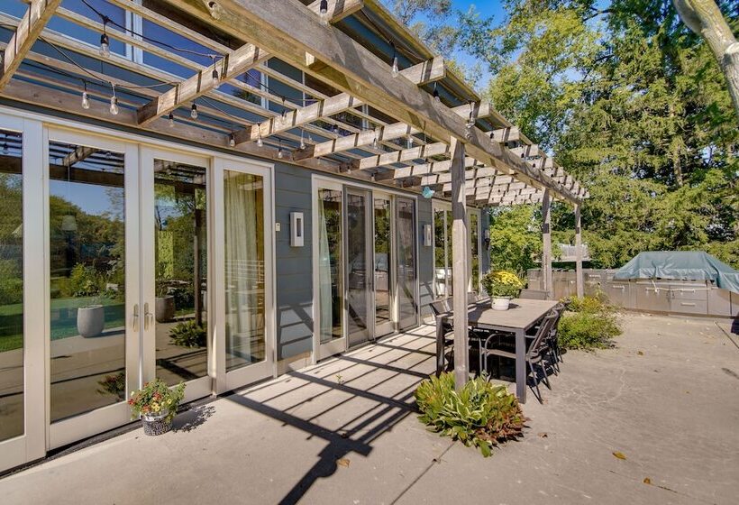 Riverfront Libertyville Retreat W/ Outdoor Kitchen