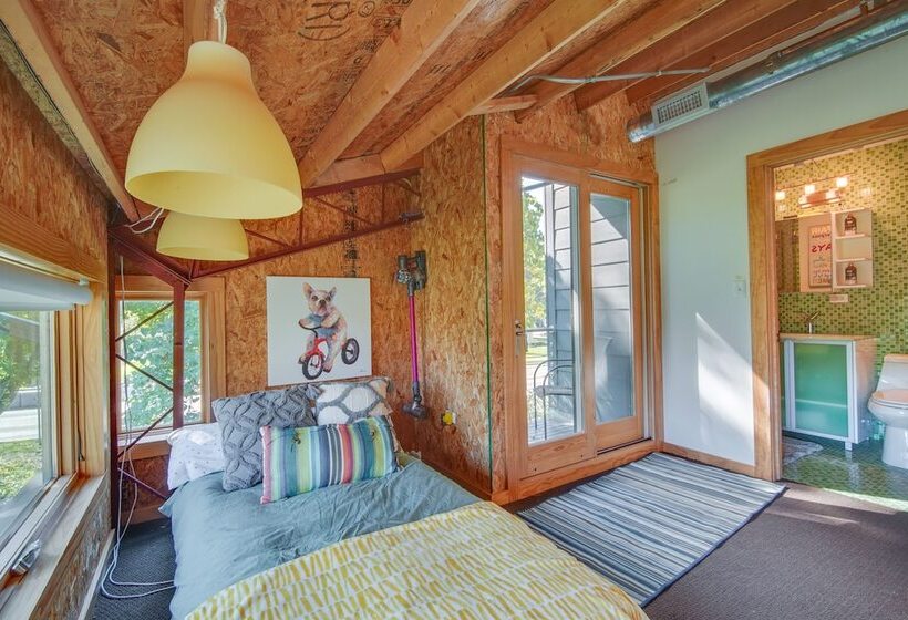 Riverfront Libertyville Retreat W/ Outdoor Kitchen