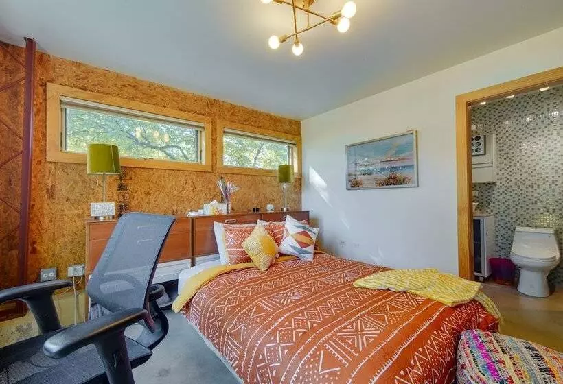 Riverfront Libertyville Retreat W/ Outdoor Kitchen