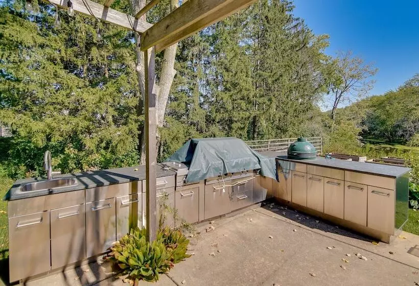 Riverfront Libertyville Retreat W/ Outdoor Kitchen