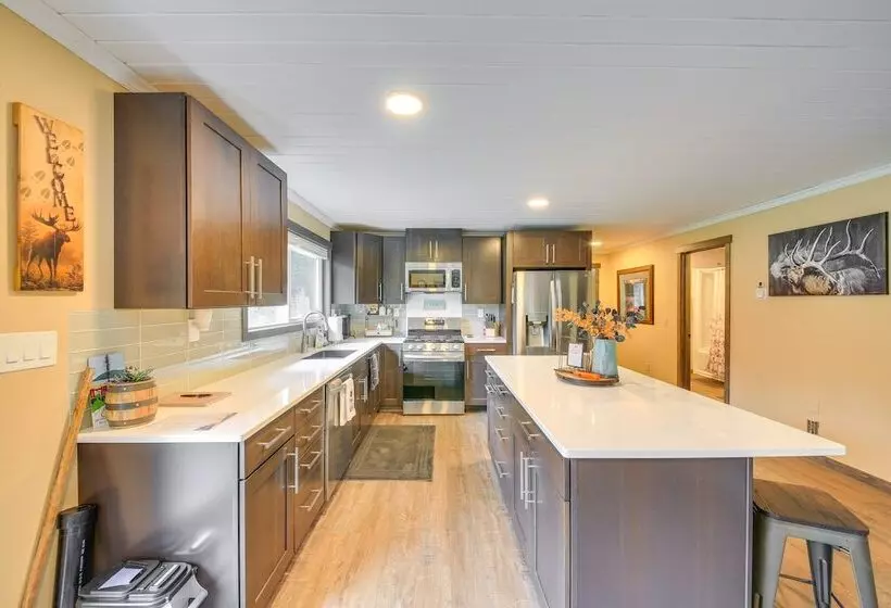 Scenic Priest Lake Vacation Rental: Deck + Views!