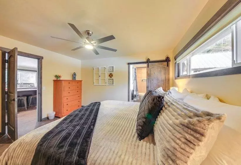 Scenic Priest Lake Vacation Rental: Deck + Views!