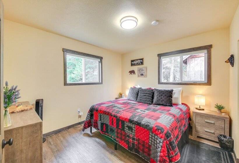 Scenic Priest Lake Vacation Rental: Deck + Views!