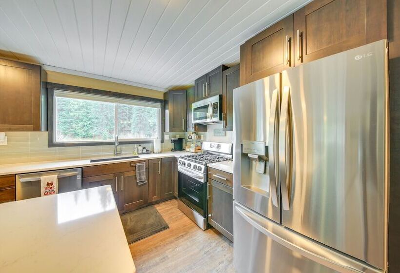 Scenic Priest Lake Vacation Rental: Deck + Views!