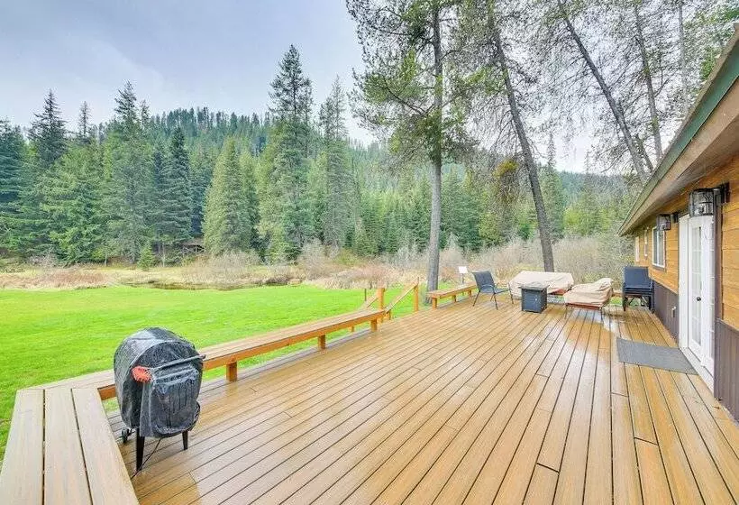 Scenic Priest Lake Vacation Rental: Deck + Views!