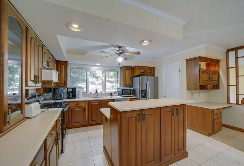 Spacious North Carolina Retreat   Patio & Fire Pit