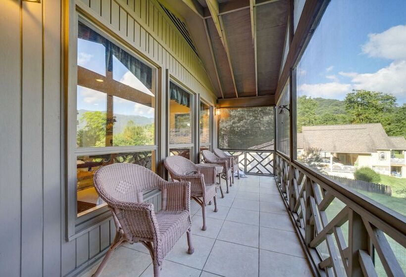 Spacious North Carolina Retreat   Patio & Fire Pit