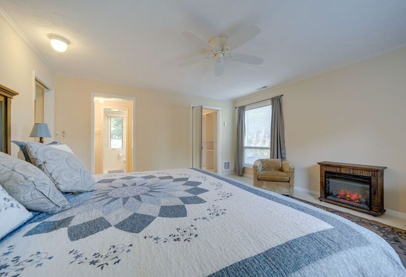 Spacious North Carolina Retreat   Patio & Fire Pit