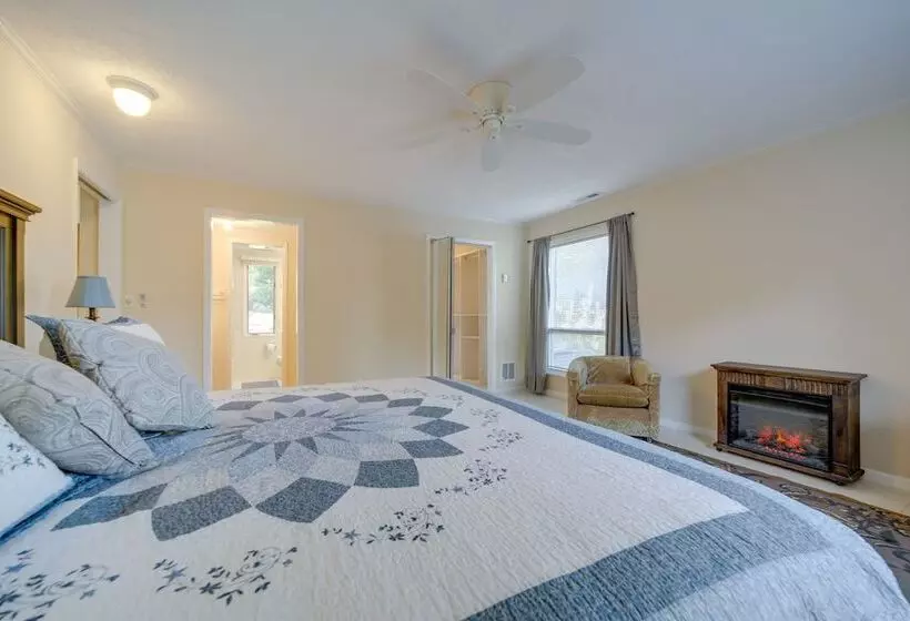 Spacious North Carolina Retreat   Patio & Fire Pit