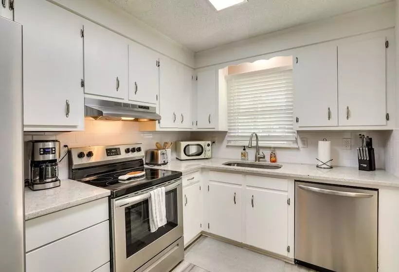 Summerville Vacation Rental: 4 Mi To Downtown!