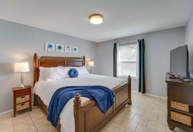 Sunny Universal City Home ~ 18 Mi To San Antonio!