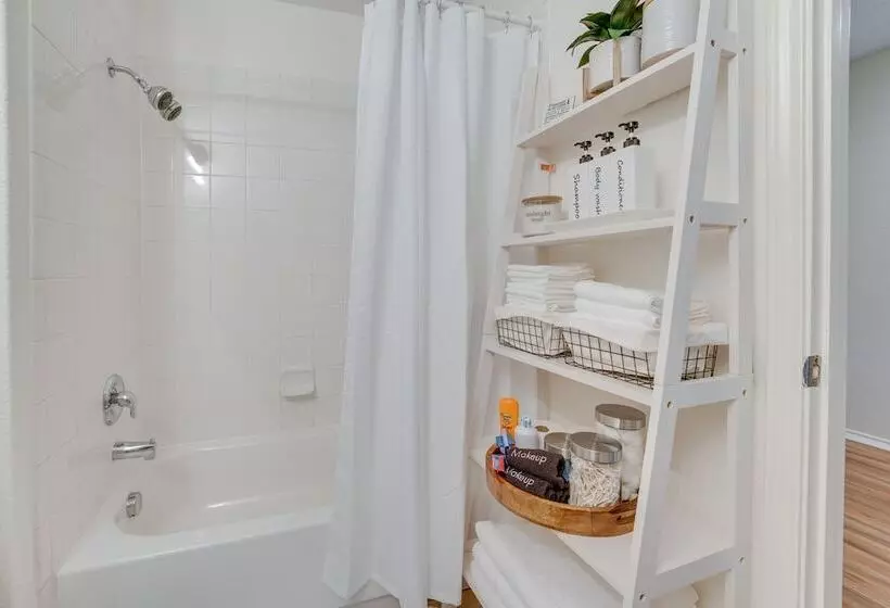 Sunny Universal City Home ~ 18 Mi To San Antonio!