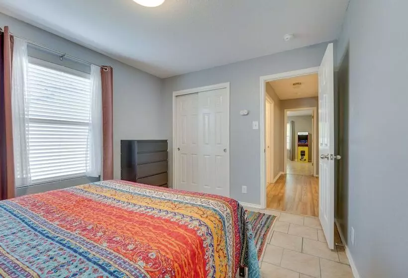 Sunny Universal City Home ~ 18 Mi To San Antonio!