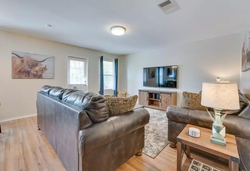 Sunny Universal City Home ~ 18 Mi To San Antonio!