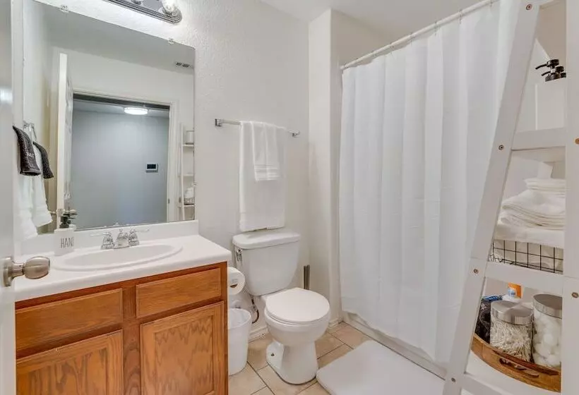 Sunny Universal City Home ~ 18 Mi To San Antonio!