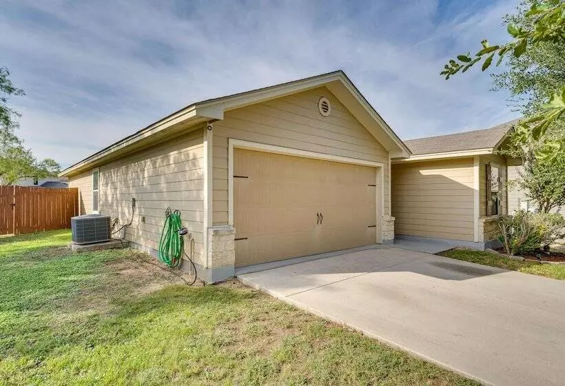 Sunny Universal City Home ~ 18 Mi To San Antonio!